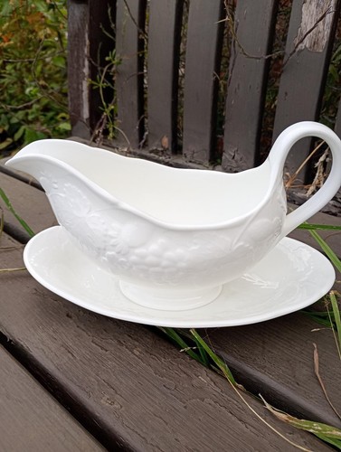 Wedgwood strawberry and vine - -,