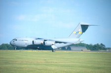 MILITARY AIRCRAFT COLOUR SLIDE OF A US AIR FORCE C-17A AT MILDENHALL 95-0105.