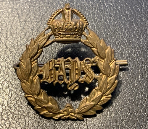 Queen bays cap badge - queen's,