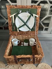 WICKER PICNIC BASKET WITH 2