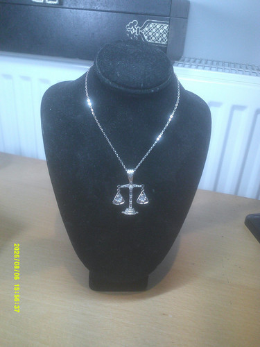 Butler wilson libra - &,