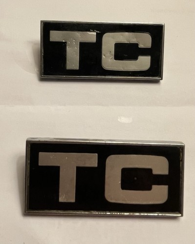 Pair triumph 2500 badge - of,