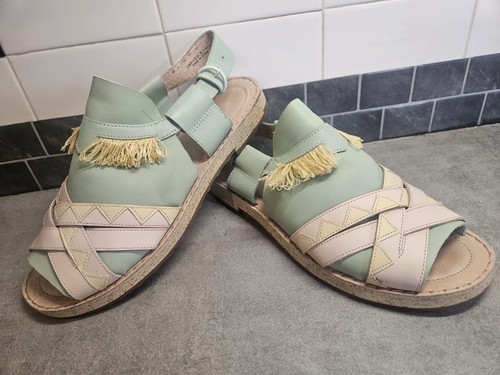 Unusual camper twins - camper, pastel
