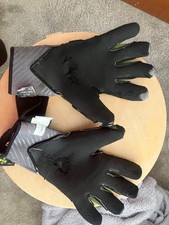 One glove: geo 3.0 carbon goalkeeper gloves