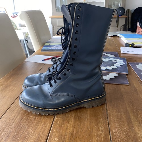 Martens airwair hole - dr,
