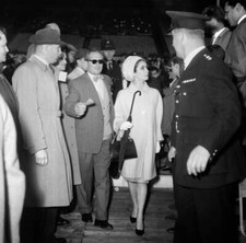 Elizabeth Taylor Walking To Her Seat At Wembley Stadium 1963 Old Photo
