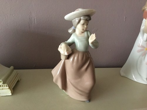 Nao girl with bonnet and - nao,