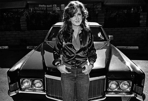 Musician bonnie rait sitting - bonnie,