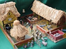 ANTIQUE 1920-30s THATCHED WOODEN FARM WITH BRITAINS JOHILLCO T&B ETC FARM LEAD