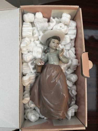 Lladro nao girl with flower - by,