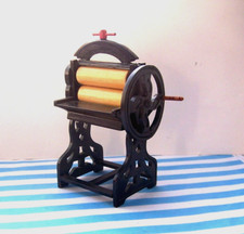 DOLLS HOUSE, MANGLE, 12TH, BLACK, WRINGER, WASHING, VINTAGE STYLE, WORKING