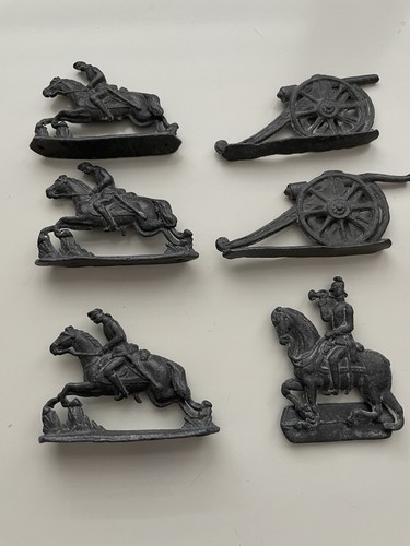 Old lead soldiers on hoarse - lead, soldiers.
