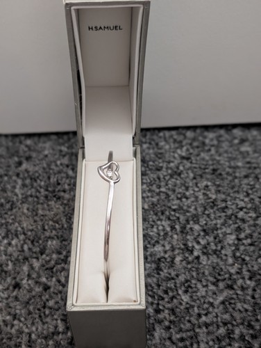 9ct white gold bangle pre
