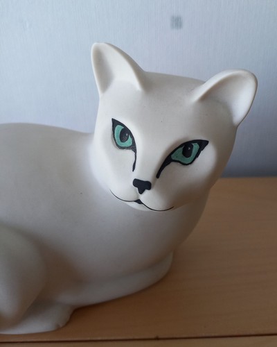 Highbank pottery sitting cat - sitting,