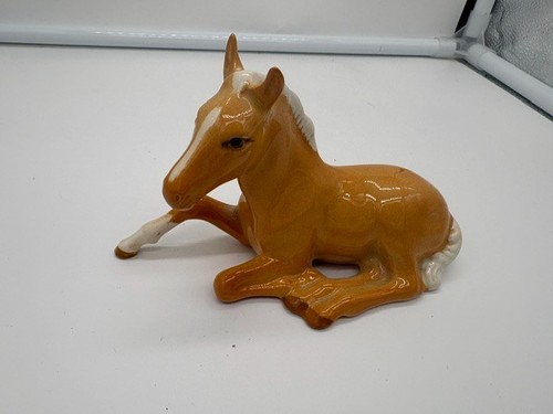Beswick foal sitting - no, 915