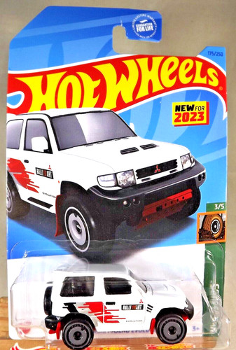 2023 hot wheels 175 - mud, studs