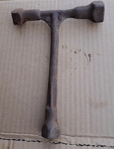 Antique threshing machine t - threshing,