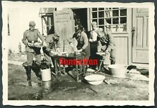 F4WW2 ORIGINAL PHOTO OF GERMAN WEHRMACHT SOLDIERS FILLETING FISH