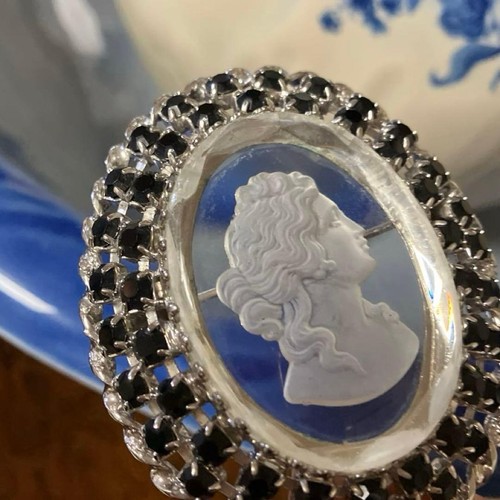 Large glass cameo surrounded - large,