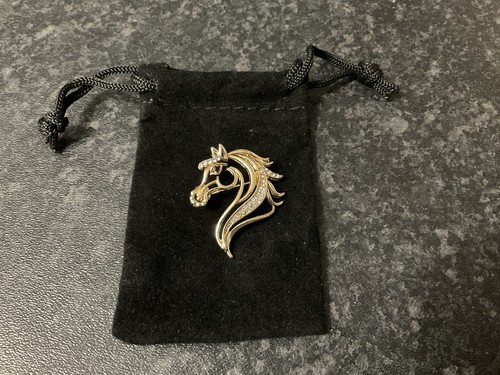 Small size gold tone horse - size,