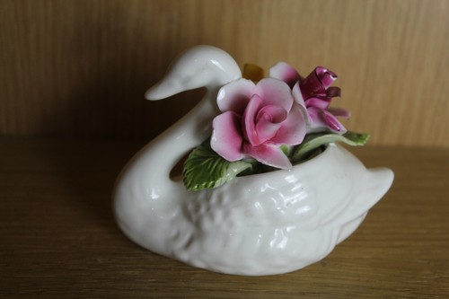 Radnor bone china swan - , (b)