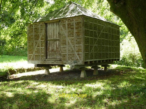 Photo 12x8 granary - photo, staddle