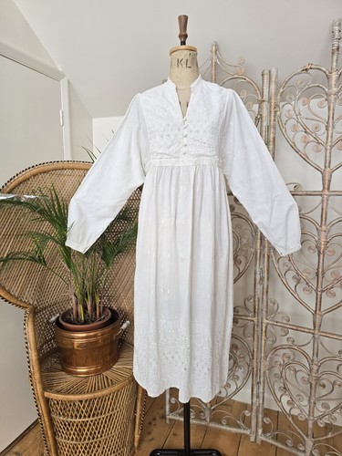 Vintage embroidery anglaise