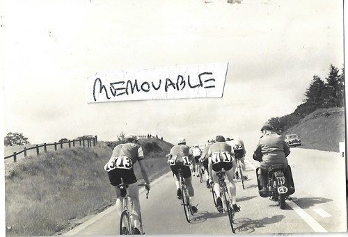 Photo cyclists man motorbike - cyclists,