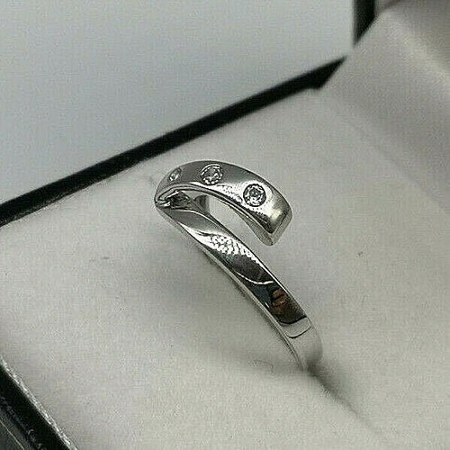 9ct white gold hallmarked 5pt - white,