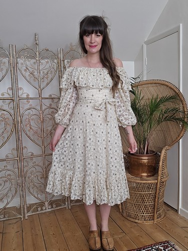 Vintage floral lace off