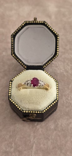 Ruby and diamond ring - diamond, 18ct