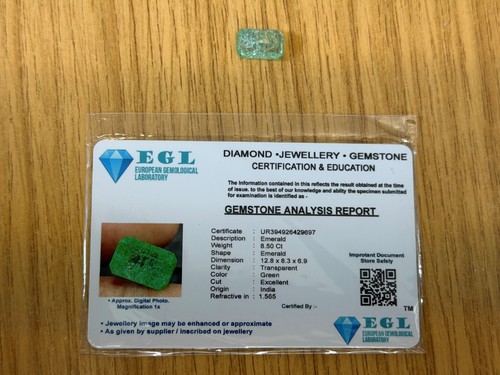 Emerald gemstone - 8.50,