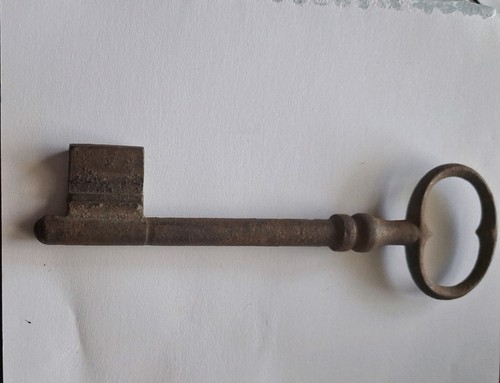 Large french key chateau or - large,