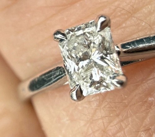18ct 750 white gold - ring,