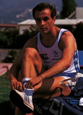 Italian runner Donato Sabia lacing up his gymshoe at Los Angel- 1984 Old Photo