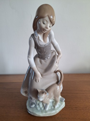Vintage 1972 lladro - figurine,