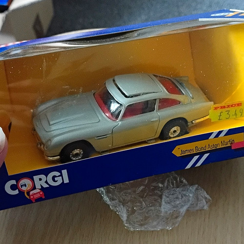 Corgi james bond aston martin - corgi,