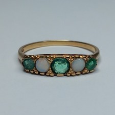 9CT YELLOW GOLD EMERALD & OPAL 5 STONE GYPSY HALF ETERNITY SCROLL RING SIZE Q