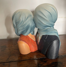 Pocket Art RENE MAGRITTE Les Amants Surrealist Lovers Covered Heads  Statuette