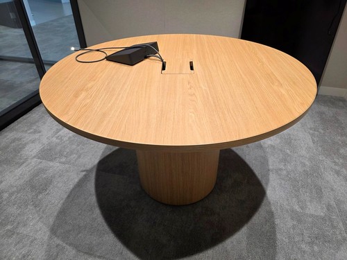 Round oak meeting table - round, –