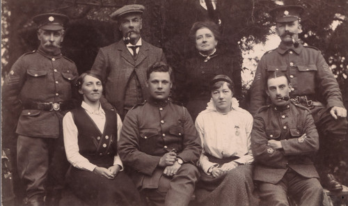 Ww1 soldier family group photo - group,
