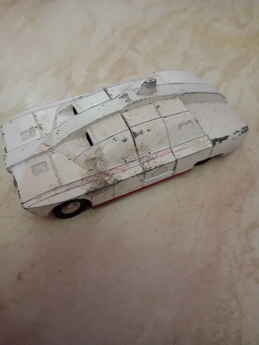 Dinky toys 105 captain - dinky, scarlet