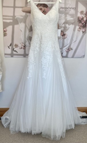 Oly pronovias - by, |