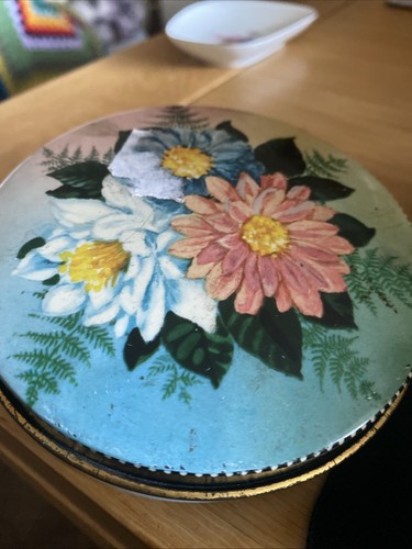 Pretty vintage gold inside tin - gold,