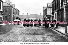 NO 2708 - Fish Wives At Cullercoats Railway Station, Northumberland