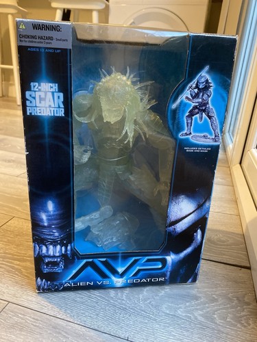Mcfarlane toys avp - 12”,