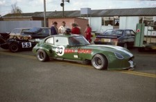 PHOTO  MARK HALES AND HIS CREW WITH A SLIGHTLY BATTERED JAGUAR E-TYPE 5.4 V12  P