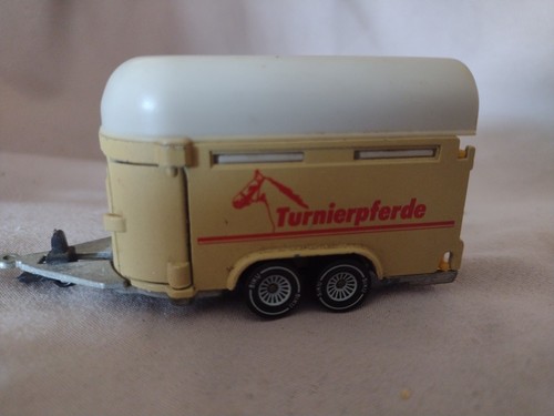 Horse box trailer - , horses