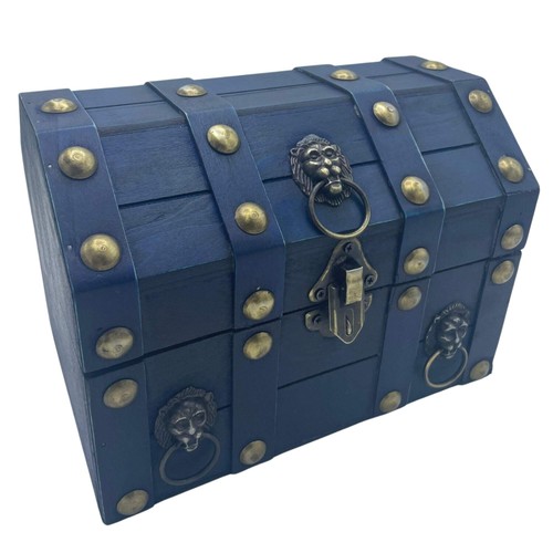 Large treasure chest - -,