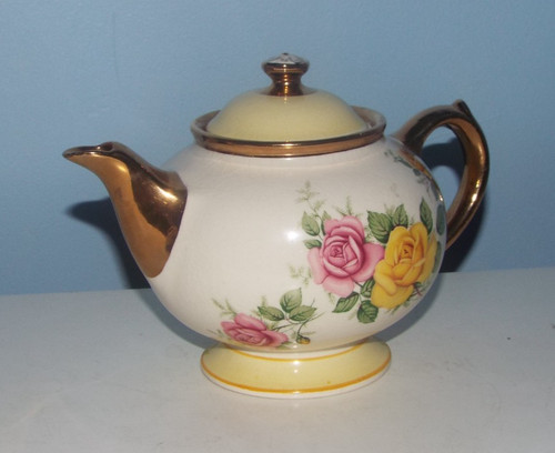 Chelsea gibsons footed teapot - footed,